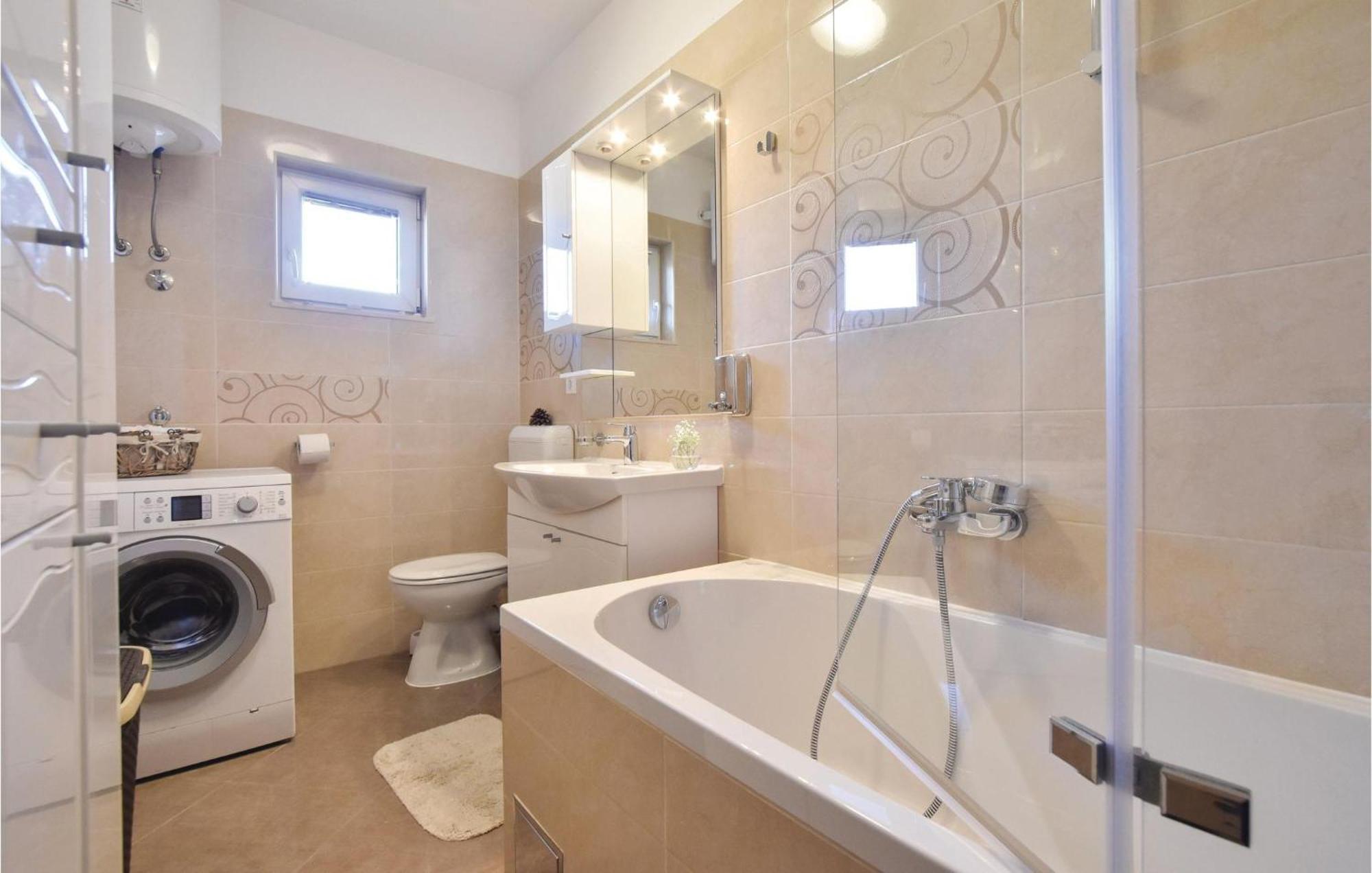 Lovely Home In Split With Jacuzzi מראה חיצוני תמונה