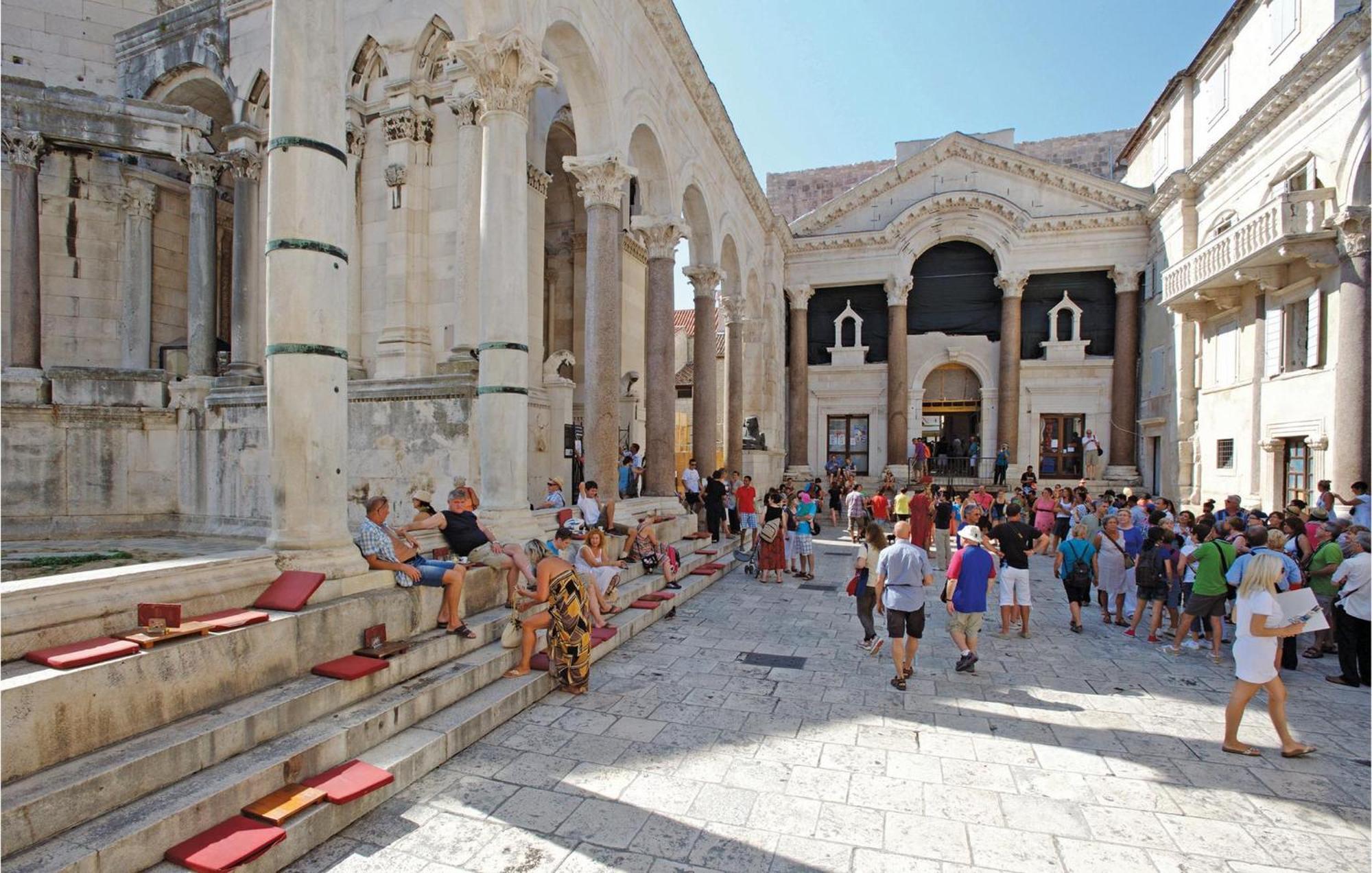 Lovely Home In Split With Jacuzzi מראה חיצוני תמונה