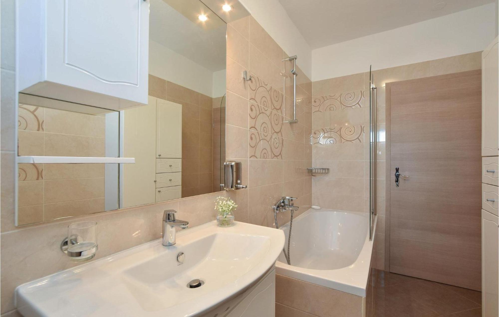 Lovely Home In Split With Jacuzzi מראה חיצוני תמונה