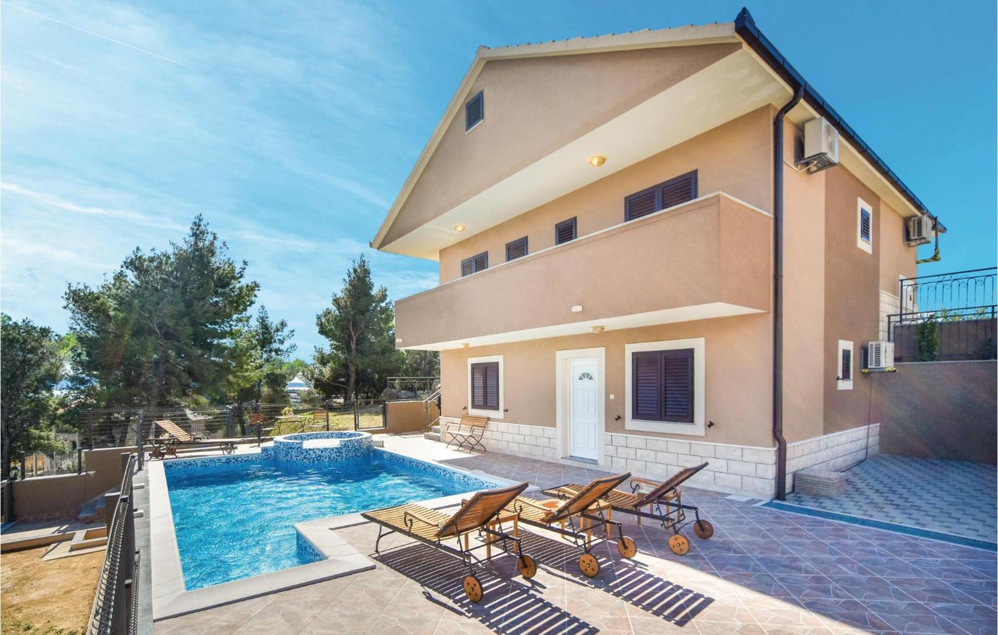 Lovely Home In Split With Jacuzzi מראה חיצוני תמונה