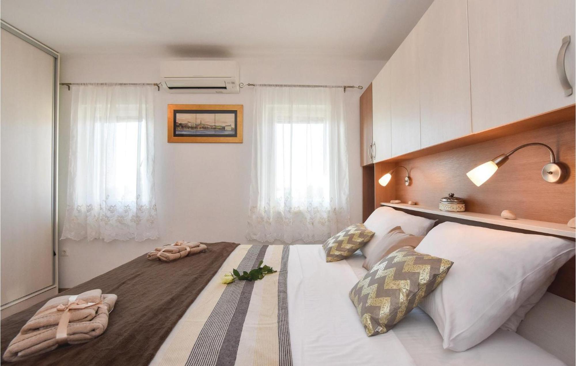 Lovely Home In Split With Jacuzzi מראה חיצוני תמונה